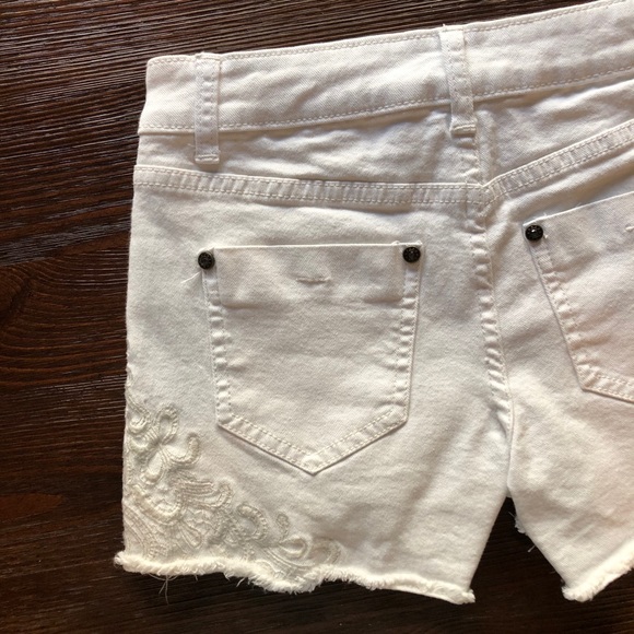 Cache White Jean Shorts with Embroidery - Picture 7 of 13